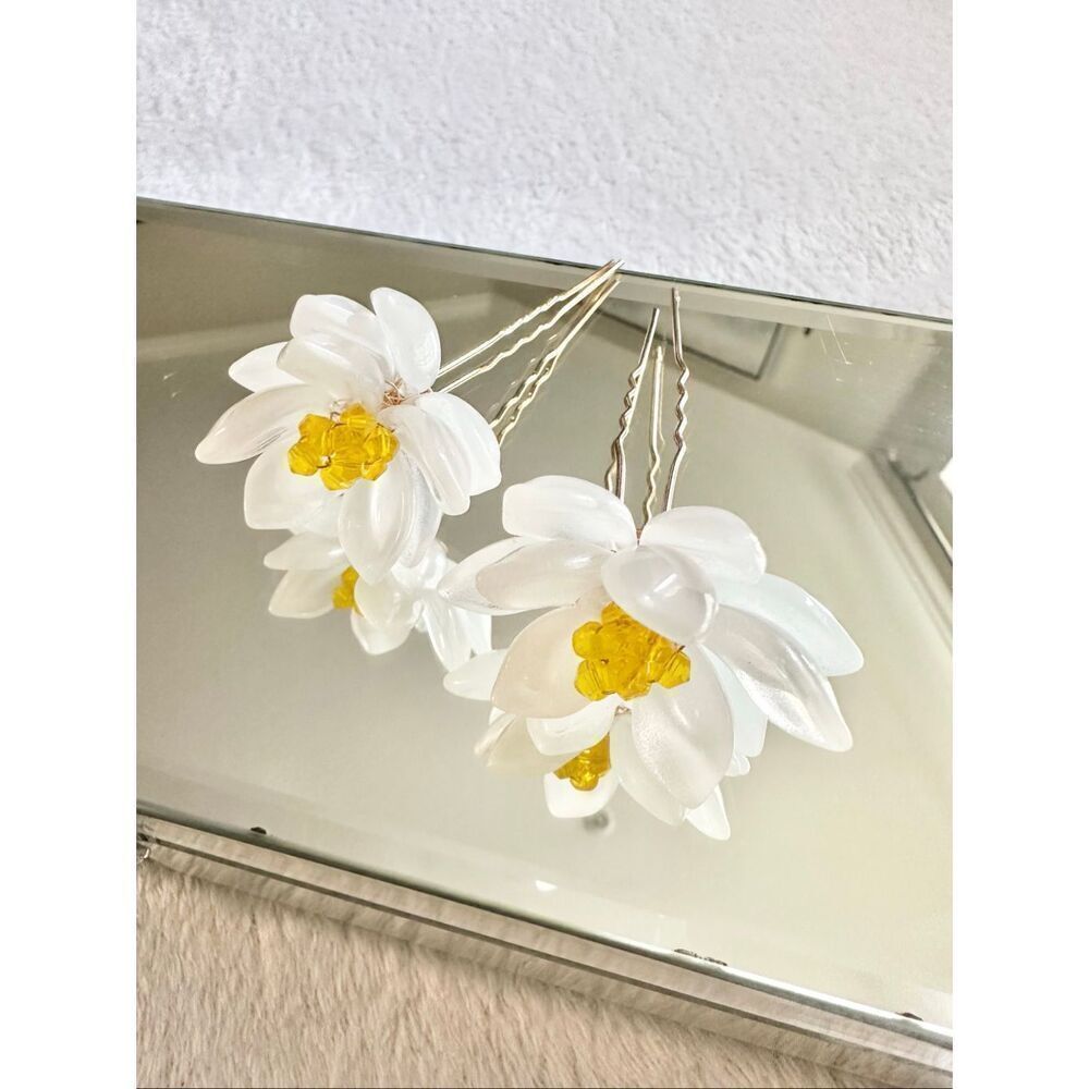 White and yellow lotus hair pin